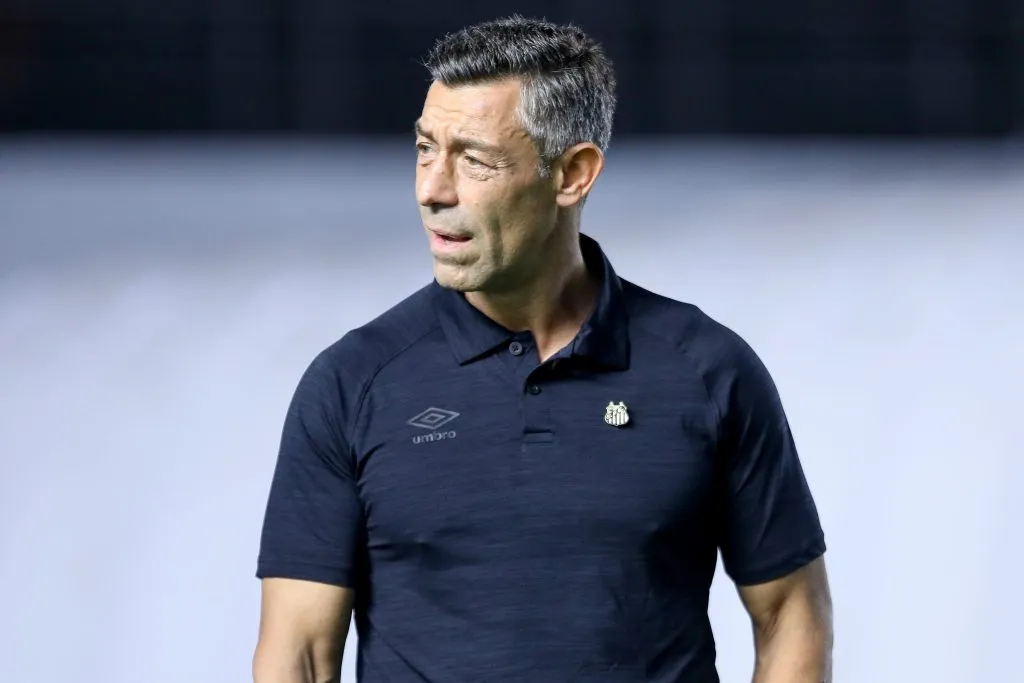 Pedro Caixinha vem realizando uma faxina no elenco – Foto: Reinaldo Campos/AGIF