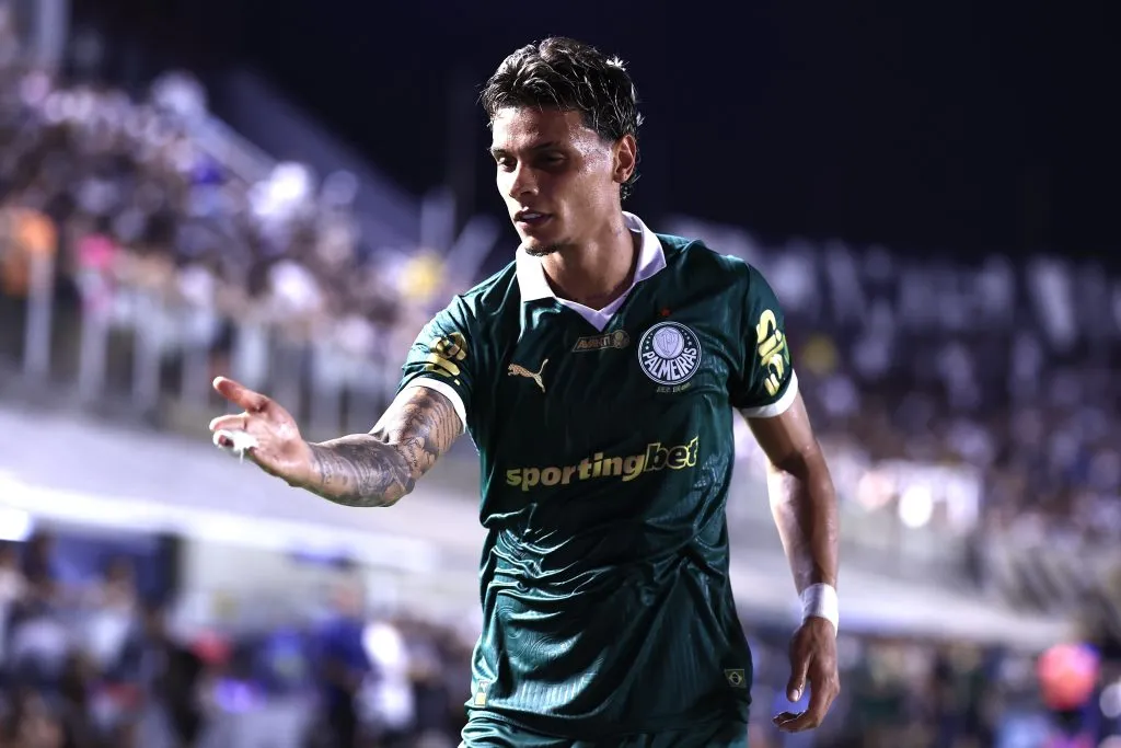 SP – SANTOS – 22/01/2025 – PAULISTA 2025, SANTOS X PALMEIRAS – Richard Rios jogador do Palmeiras comemora seu gol durante partida contra o Santos no estadio Vila Belmiro pelo campeonato Paulista 2025. Foto: Marcello Zambrana/AGIF