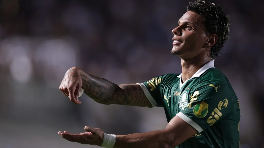 Richard Ríos comemorando gol pelo Clássico da Saudade no Campeonato Paulista 2025. Foto: Ettore Chiereguini/AGIF