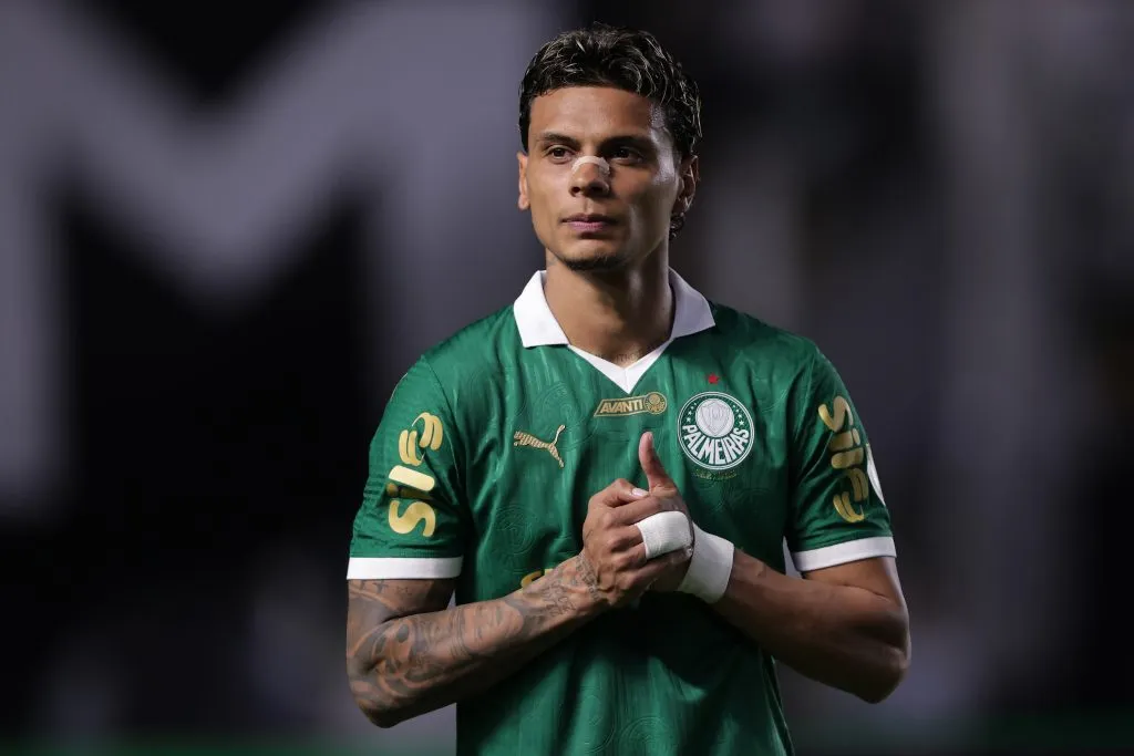 Richard Ríos jogador do Palmeiras comemora seu gol durante partida contra o Santos no estádio Vila Belmiro pelo campeonato Paulista 2025. Foto: Marcello Zambrana/AGIF