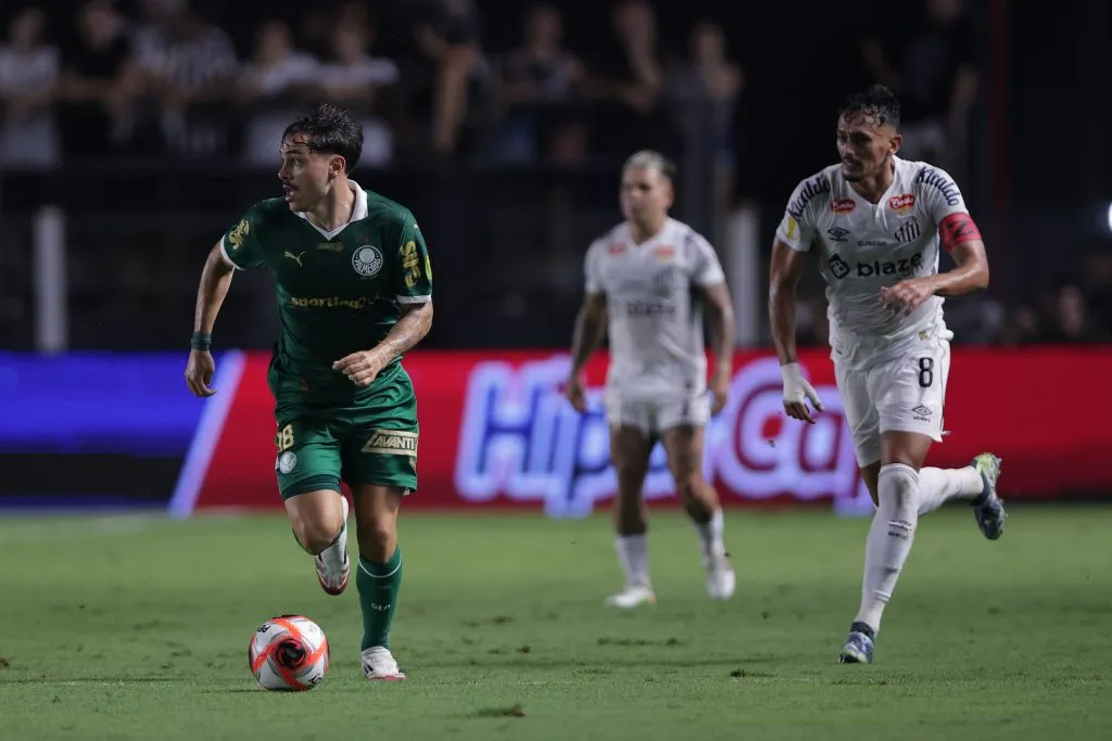 Mauricio jogador do Palmeiras durante partida contra o Santos no estádio Vila Belmiro – Foto: Ettore Chiereguini/AGIF