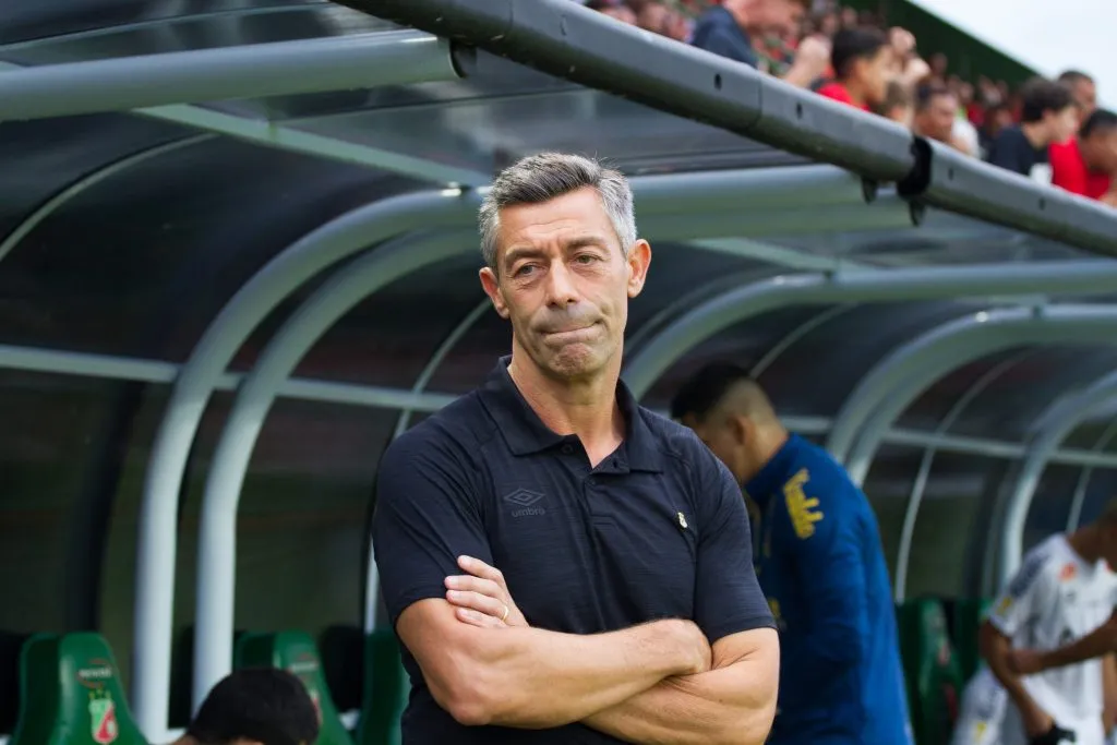 SP – RIO CLARO – 25/01/2025 – PAULISTA 2025, VELO CLUBE X SANTOS – Pedro Caixinha tecnico do Santos durante partida contra o Velo Clube no estadio Benitao pelo campeonato Paulista 2025. Foto: Roberto Gardinalli/AGIF
