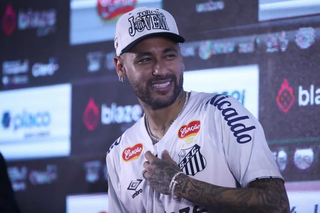 SP – SANTOS – 31/01/2025 – SANTOS, APRESENTACAO NEYMAR – Neymar durante sua apresentacao oficial como jogador do Santos em coletiva de imprensa realizada no Vila Belmiro. Foto: Reinaldo Campos/AGIF