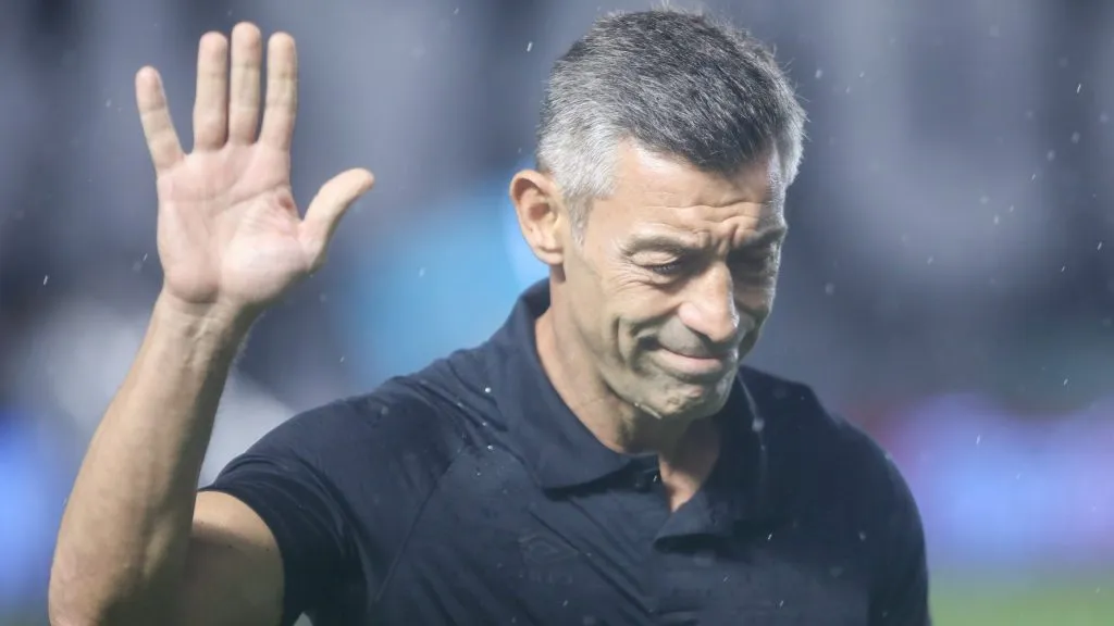 Pedro Caixinha segue no comando do Santos - Foto: Reinaldo Campos/AGIF.