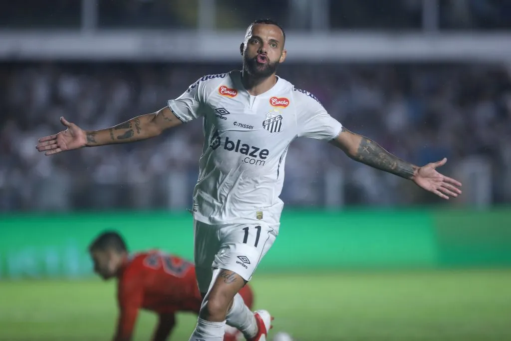 SP – SANTOS – 01/02/2025 – PAULISTA 2025, SANTOS X SAO PAULO – Guilherme jogador do Santos comemora seu gol durante partida contra o Sao Paulo no estadio Vila Belmiro pelo campeonato Paulista 2025. Foto: Reinaldo Campos/AGIF