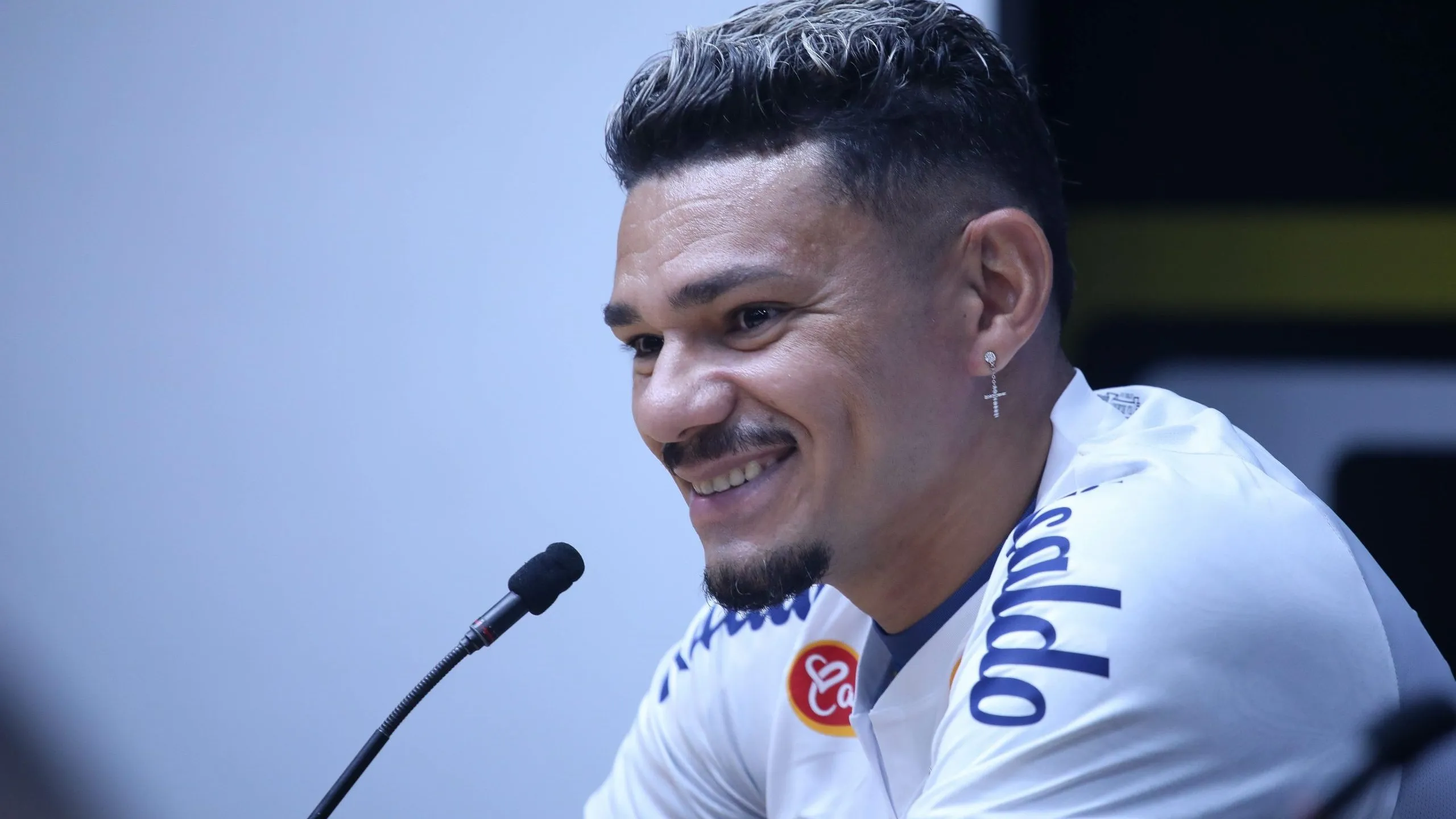 Tiquinho Soares durante sua apresentação no Santos