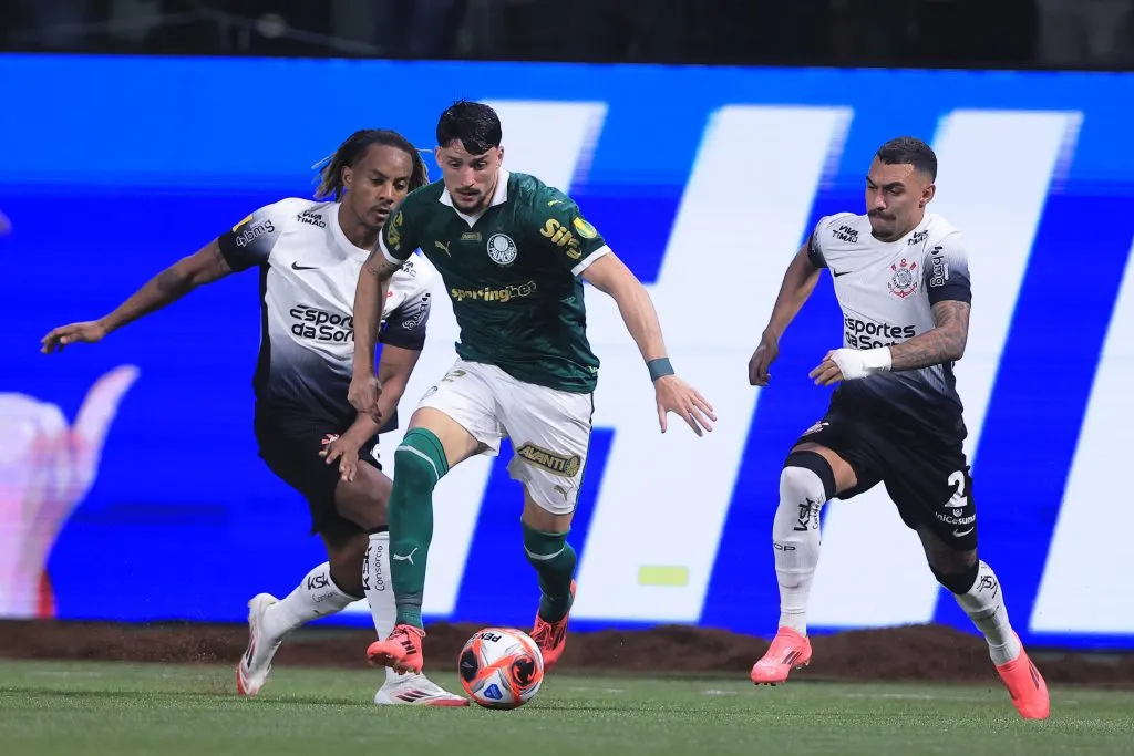 Joaquin Piquerez jogador do Palmeiras disputa lance com Andre Carrillo jogador do Corinthians durante partida no estádio Arena Allianz Parque pelo campeonato Paulista 2025. Foto: Ettore Chiereguini/AGIF