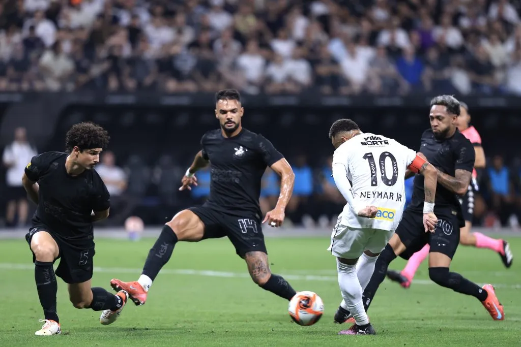 Neymar durante partida contra o Corinthians no estadio Arena Corinthians pelo campeonato Paulista 2025. Foto: Marcello Zambrana/AGIF