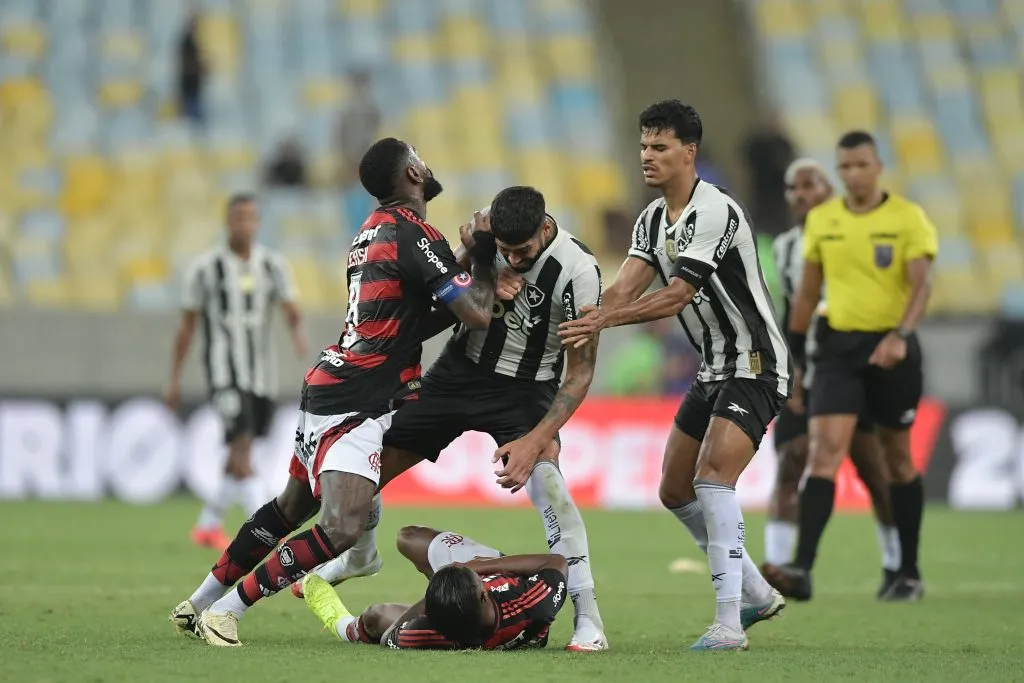 RJ – RIO DE JANEIRO – 12/02/2025 – CARIOCA 2025, FLAMENGO X BOTAFOGO – Gerson jogador do Flamengo briga com Barboza jogador do Botafogo durante partida no estadio Maracana pelo campeonato Carioca 2025. Foto: Thiago Ribeiro/AGIF
