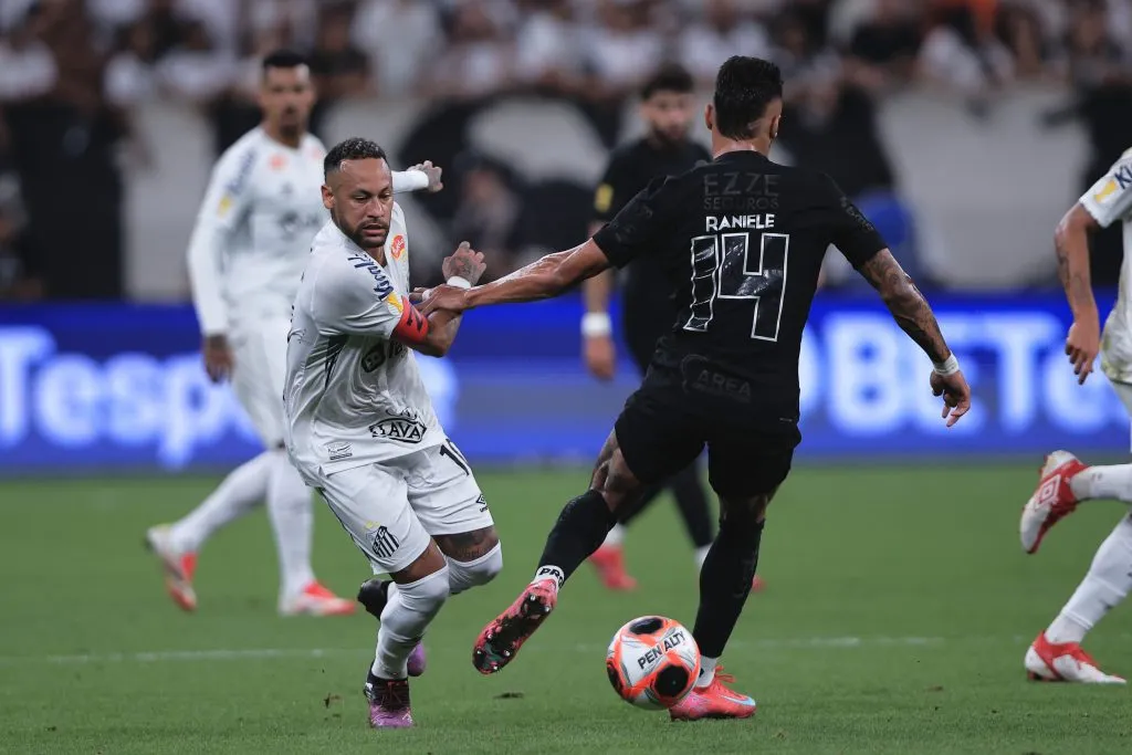 PAULISTA 2025, CORINTHIANS X SANTOS – Raniele jogador do Corinthians disputa lance com Neymar – Foto: Ettore Chiereguini/AGIF