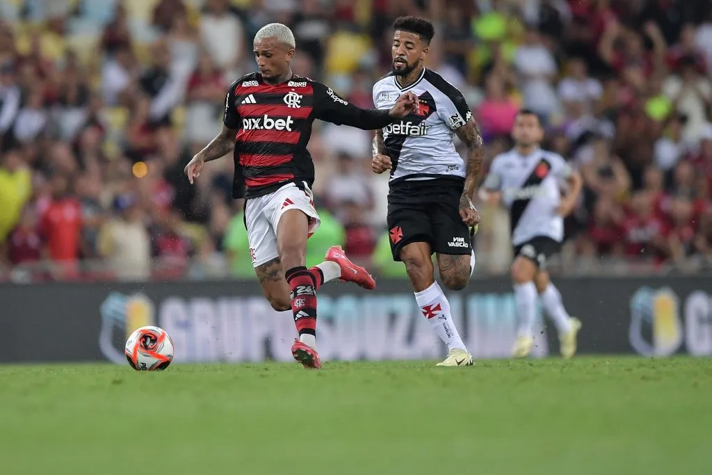 Lance de Matheus Gonçalves e Wesley gerou confusão no final do clássico contra o Vasco. Foto: Thiago Ribeiro/AGIF