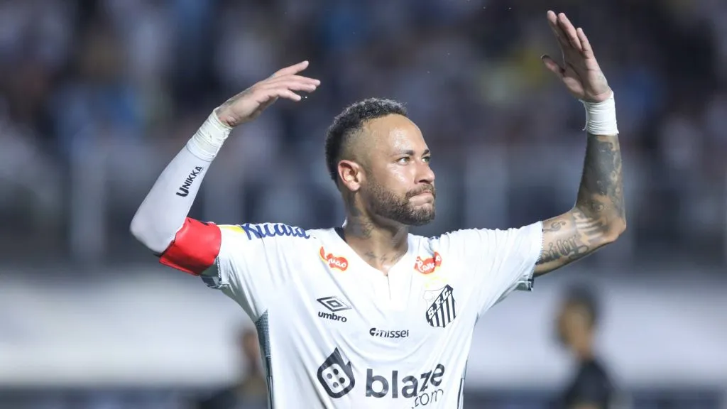 Cicinho se rende ao desempenho de Neymar no Santos – Foto: Reinaldo Campos/AGIF