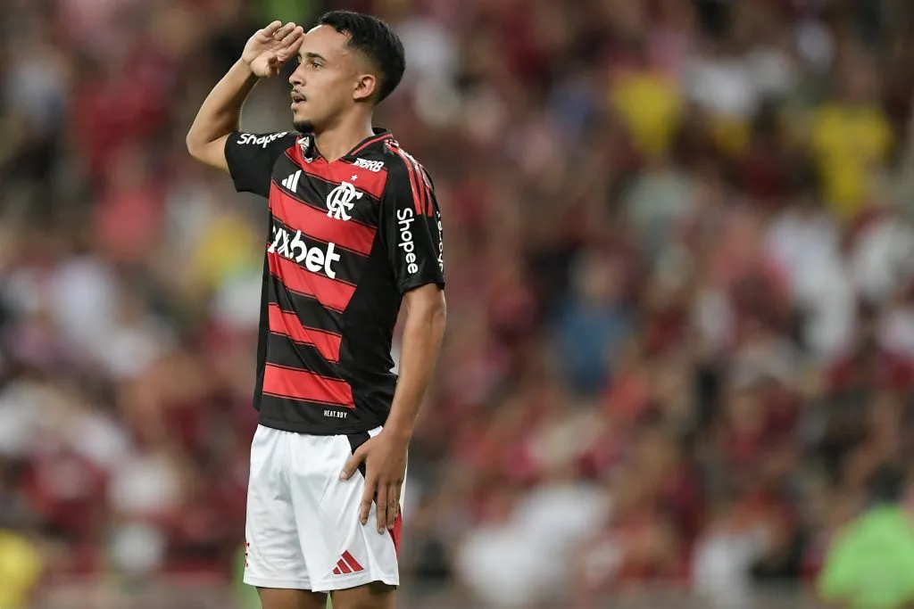 RJ – RIO DE JANEIRO – 22/02/2025 – CARIOCA 2025, FLAMENGO X MARICA – Matheus Goncalves  jogador do Flamengo comemora seu gol durante partida contra o Marica no estadio Maracana pelo campeonato Carioca 2025. Foto: Thiago Ribeiro/AGIF