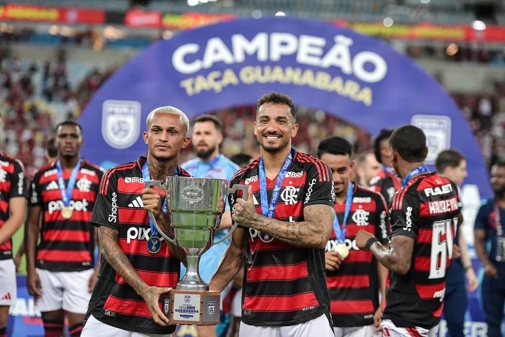 Wesley e Danilo Jogadores do Flamengo comemoram titulo de campeão – Foto: Thiago Ribeiro/AGIF