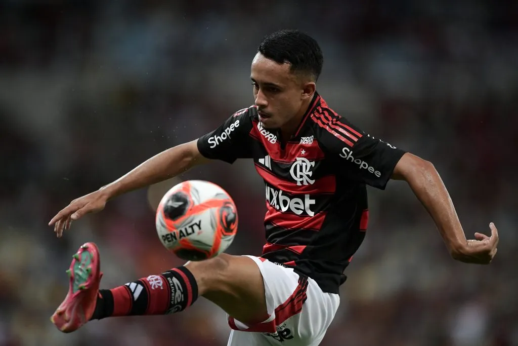 RJ – RIO DE JANEIRO – 22/02/2025 – CARIOCA 2025, FLAMENGO X MARICA – Matheus Goncalves jogador do Flamengo durante partida contra o Marica no estadio Maracana pelo campeonato Carioca 2025. Foto: Thiago Ribeiro/AGIF