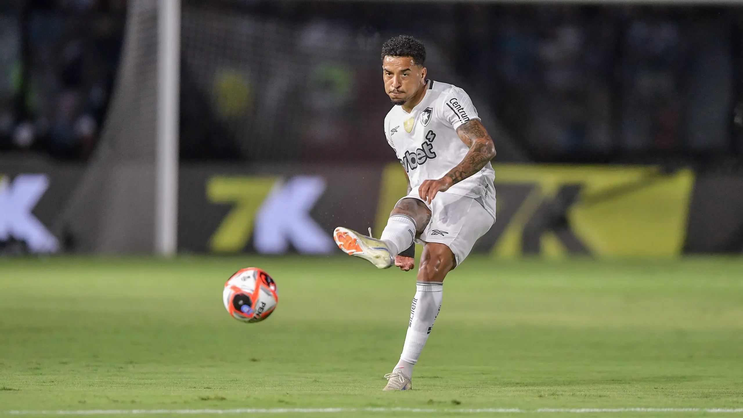 Gregore foi campeão pelo Botafogo - Foto: Thiago Ribeiro/AGIF.