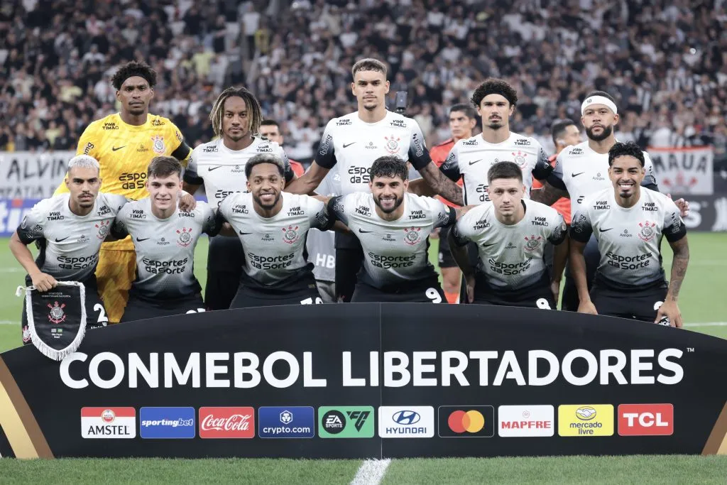 Jogadores do Corinthians posam para foto antes na partida contra Universidad Central no estádio Arena Corinthians pelo campeonato Copa Libertadores 2025. Foto: Marcello Zambrana/AGIF