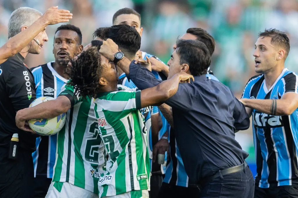 Ênio se envolveu em confusão com Gustavo Quinteros na semifinal do Campeonato Gaúcho – Foto: Liamara Polli/AGIF