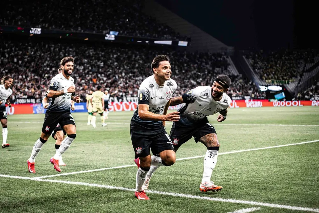 Romero jogador do Corinthians comemora seu gol com Memphis Depay – Foto: Leonardo Lima/AGIF