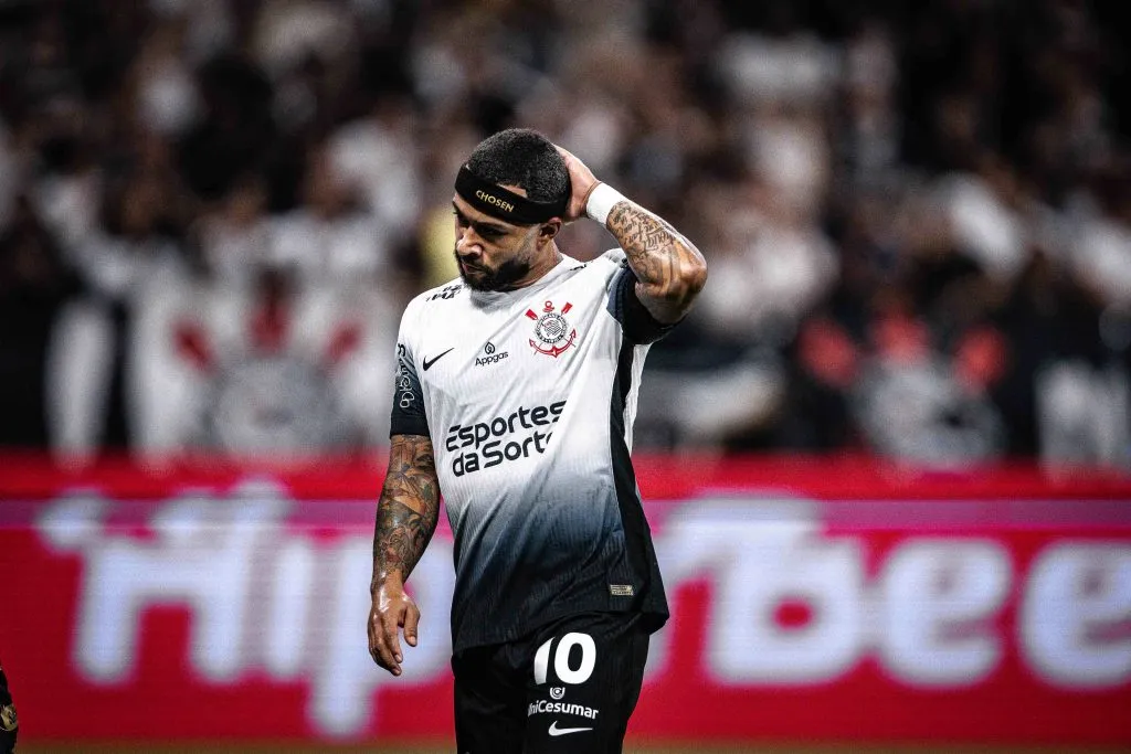 Memphis Depay fez partida muito apagada e Fiel não perdoou nas redes sociais – Foto: Leonardo Lima/AGIF