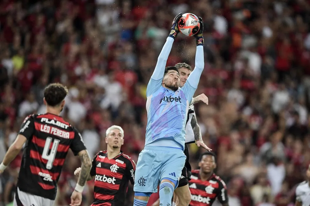 Rossi foi criticado por gol sofrido em clássico contra o Vasco. Foto: Thiago Ribeiro/AGIF