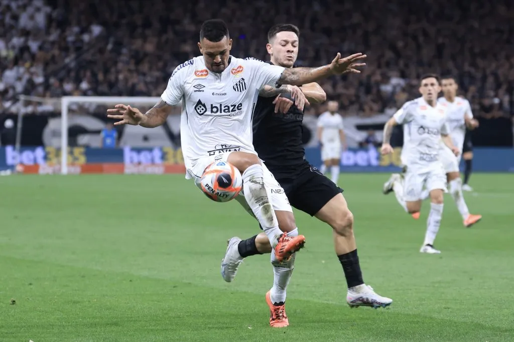 Garro jogador do Corinthians disputa lance com Ze Ivaldo jogador do Santos – Foto: Marcello Zambrana/AGIF