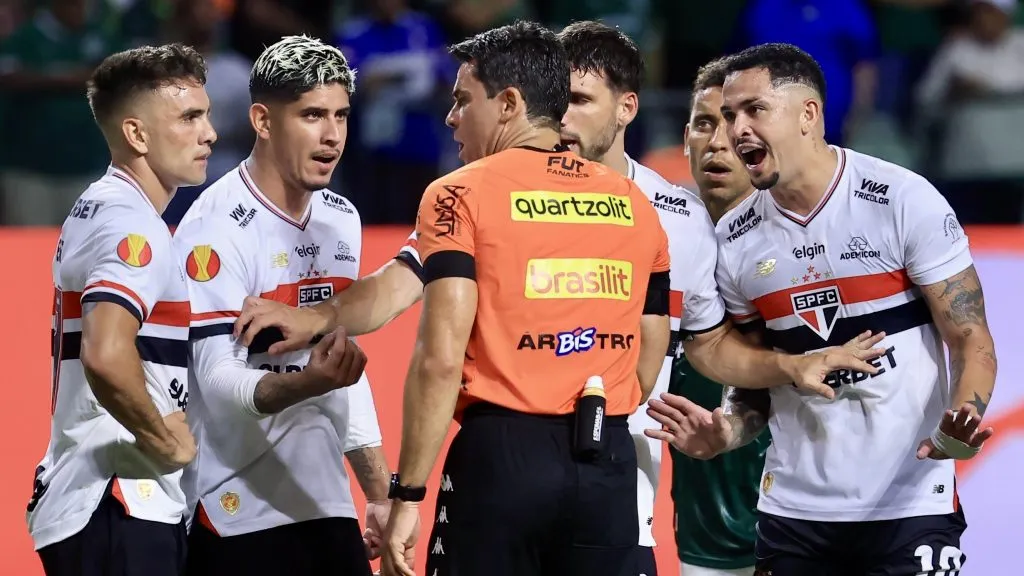 Flávio Rodrigues de Souza teria cometido um erro em assinalar falta de Arboleda dentro da área - Foto: Marcello Zambrana/AGIF.
