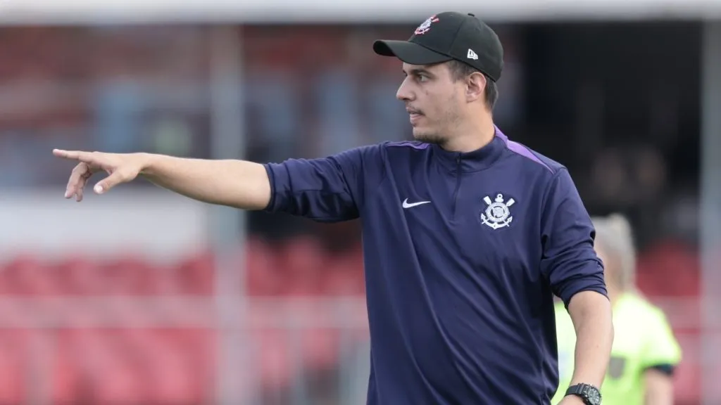 Lucas Piccinato técnico do Corinthians durante partida contra o São Paulo no estádio Morumbi pelo campeonato Supercopa 2025. Foto: Marcello Zambrana/AGIF