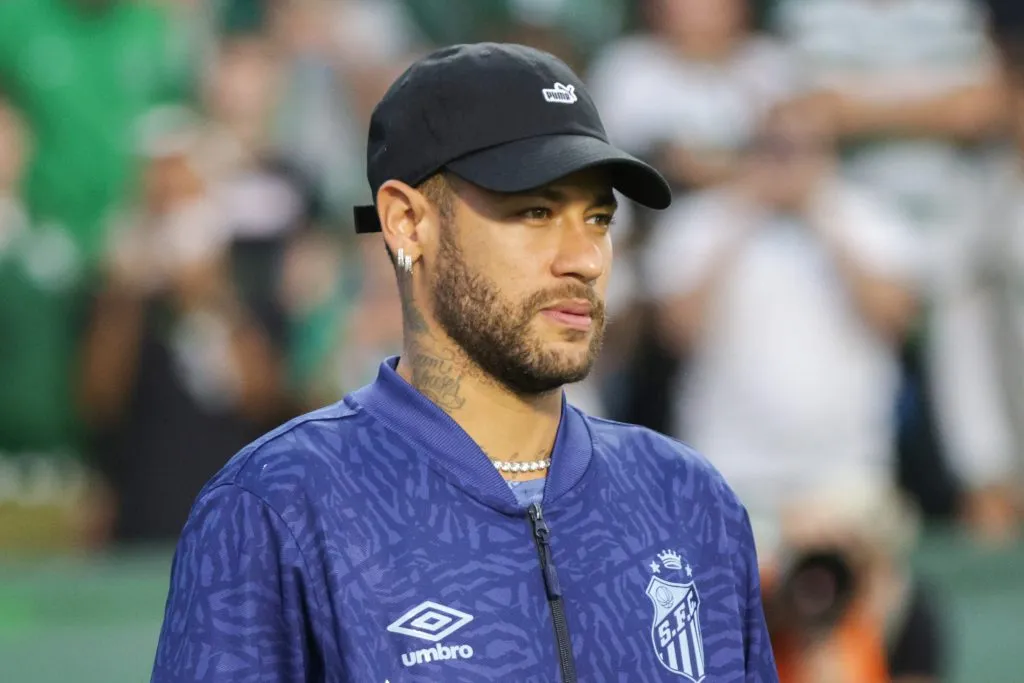 - Neymar jogador do Santos durante entrada em campo da equipe para aquecimento antes de partida amistosa contra o Coritiba no estádio Couto Pereira. Jogador não foi relacionado para a partida, mas viajou com a delegação para Curitiba. Foto: Robson Mafra/AGIF