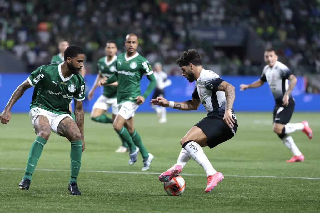 Micael jogador do Palmeiras disputa lance com yuri alberto jogador do Corinthians – Foto: Marcello Zambrana/AGIF