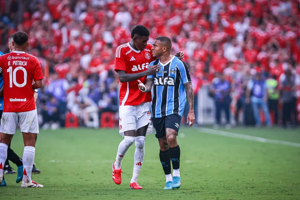 RS – PORTO ALEGRE – 16/03/2025 – GAUCHO 2025, INTERNACIONAL X GREMIO – Vitao jogador do Internacional disputa lance com Lucas Esteves jogador do Gremio durante partida no estadio Beira-Rio pelo campeonato Gaucho 2025. Foto: Maxi Franzoi/AGIF