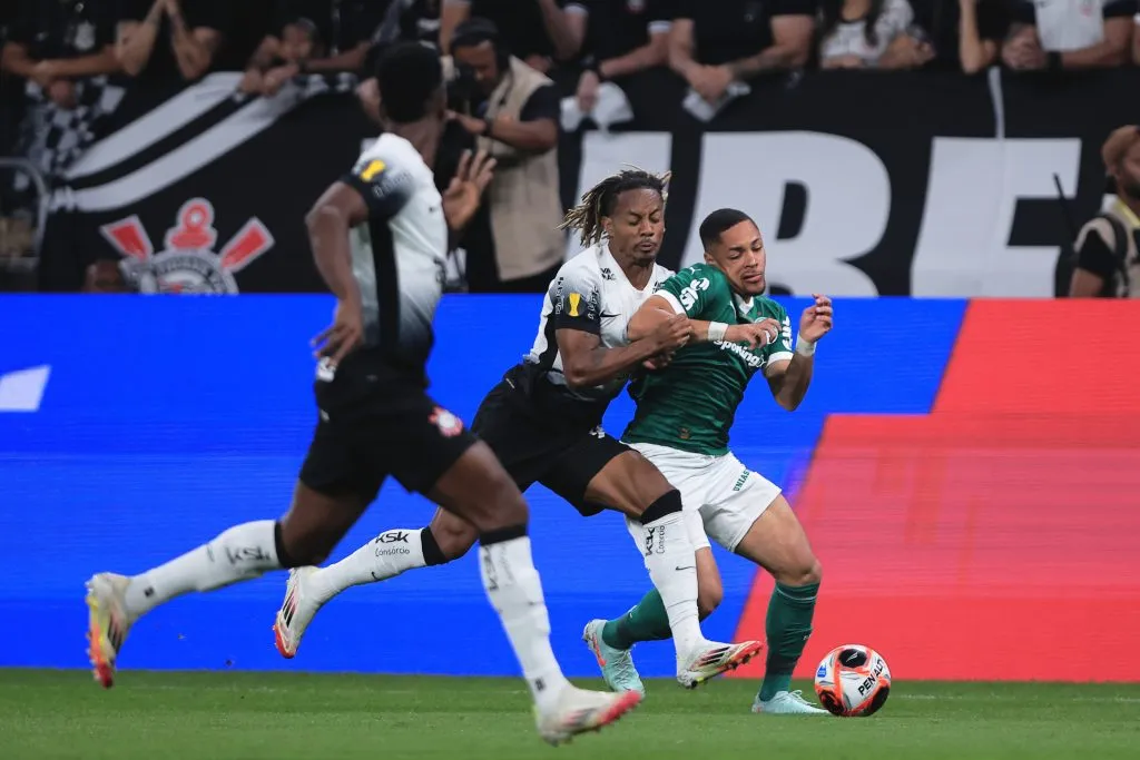 Andre Carrillo jogador do Corinthians disputa lance com Vitor Roque do Palmeiras – Foto: Ettore Chiereguini/AGIF