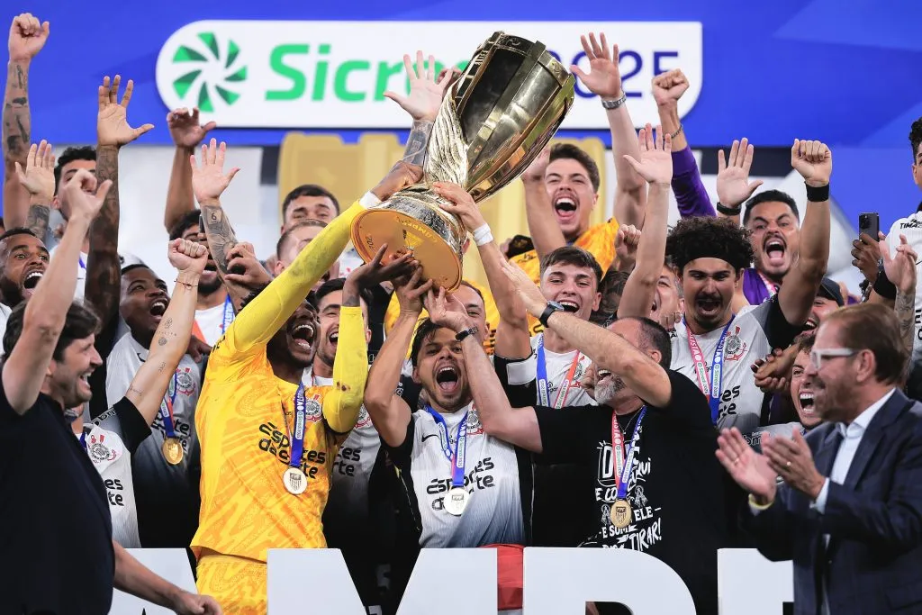 Jogadores do Corinthians levantam a taca de campeão do Campeonato Paulista 2025 – Foto: Ettore Chiereguini/AGIF
