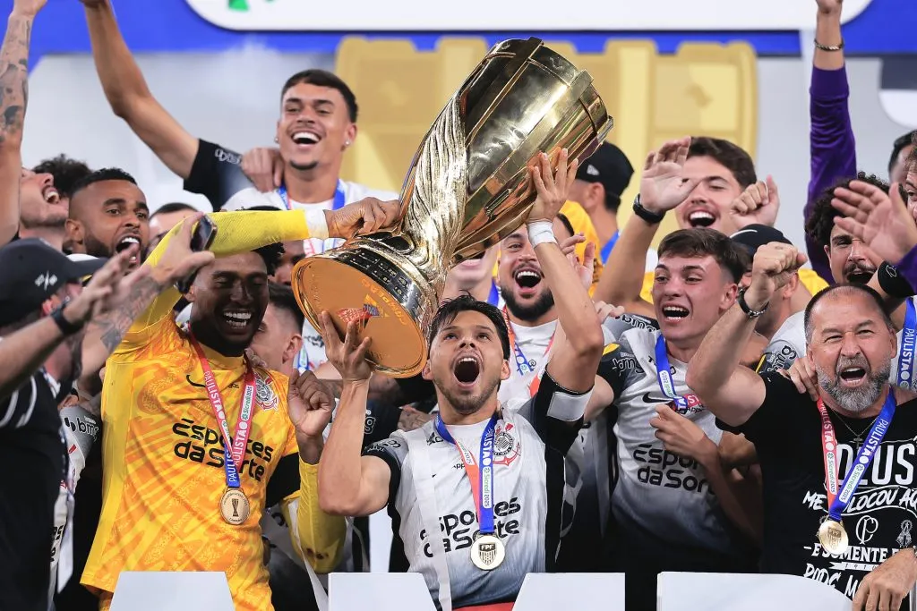 Hugo Souza e jogadores do Corinthians levantam a taca de campeão durante cerimonia de premiação ao final da partida contra o Palmeiras pela decisão do campeonato Paulista 2025 – Foto: Ettore Chiereguini/AGIF