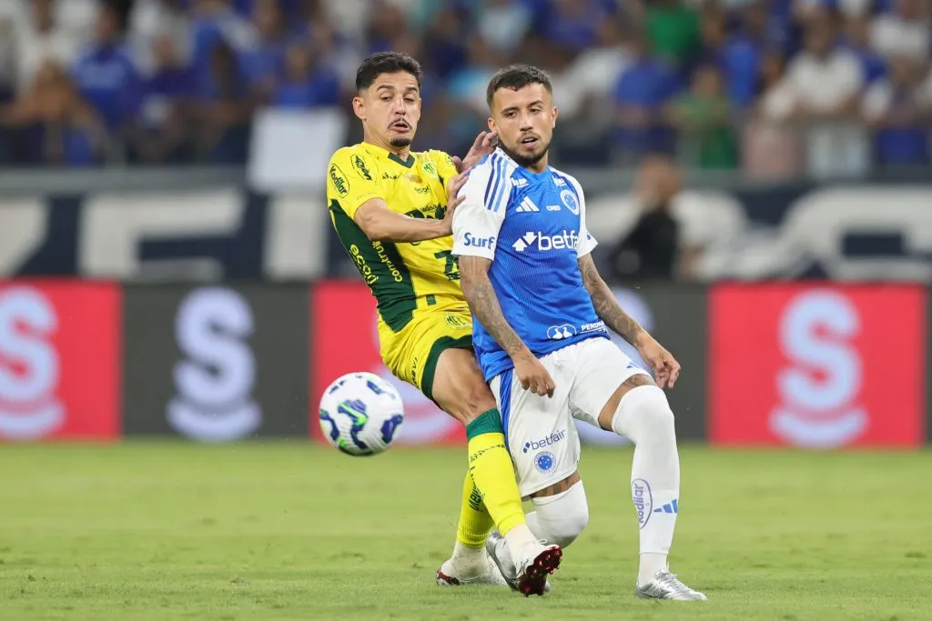 Matheus Henrique jogador do Cruzeiro disputa lance com Neto Moura jogador do Mirassol – Foto: Gilson Lobo/AGIF