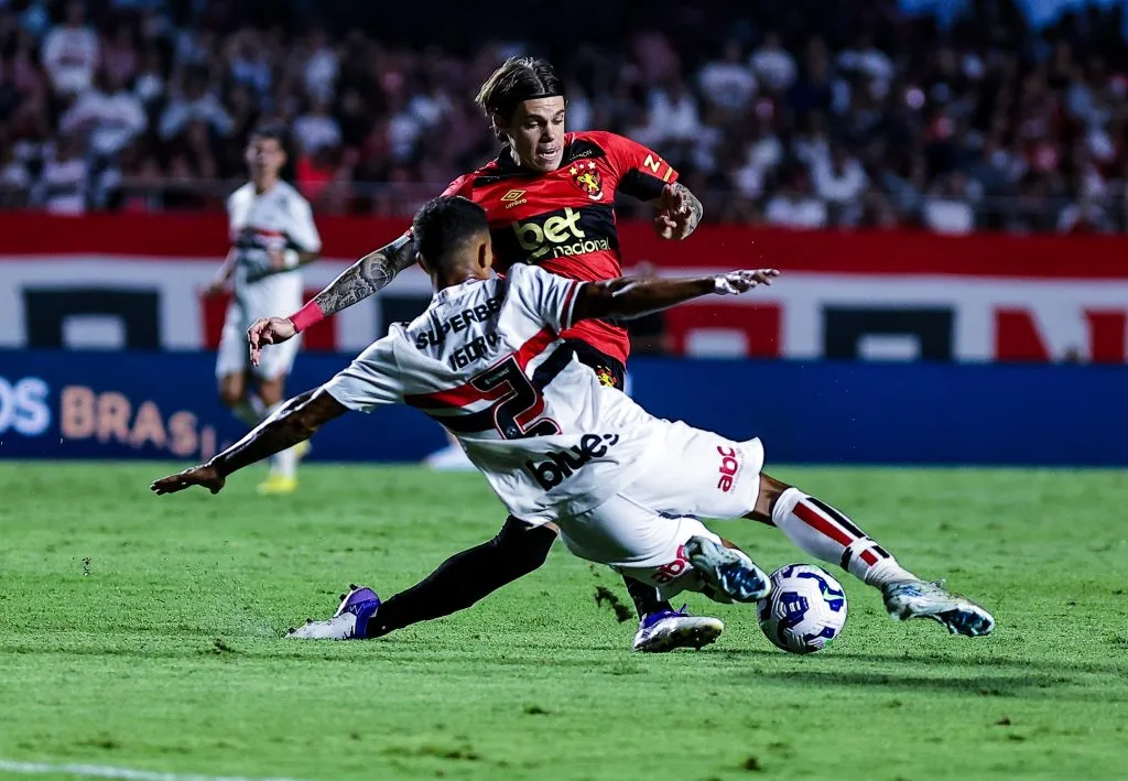 SP – SAO PAULO – 29/03/2025 – BRASILEIRO A 2025, SAO PAULO X SPORT –  Igor Vinicius jogador do Sao Paulo disputa lance com Chrystian Barletta jogador do Sport durante partida contra o Sport no estadio Morumbi pelo campeonato Brasileiro A 2025. Foto: Fabio Giannelli/AGIF
