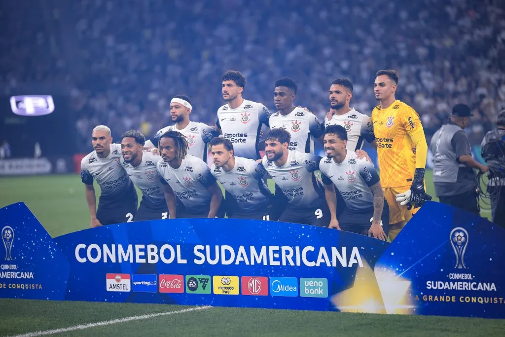 SP – SAO PAULO – 02/04/2025 – COPA SUL-AMERICANA 2025, CORINTHIANS X HURACAN – Jogadores do Corinthians posam para foto antes na partida contra Huracan no estadio Arena Corinthians pelo campeonato Copa Sul-americana 2025. Foto: Ettore Chiereguini/AGIF