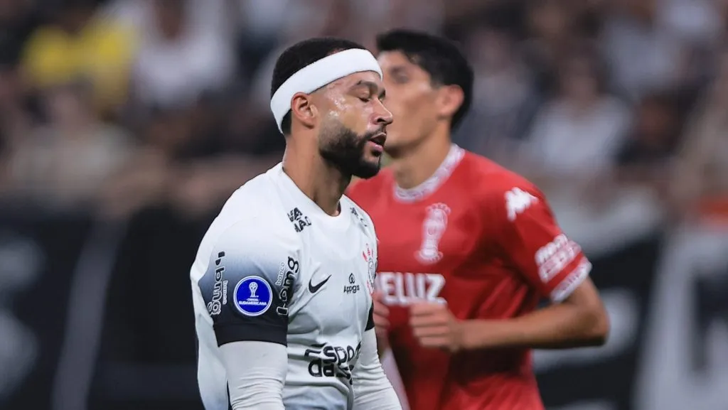 Memphis Depay é ausência confirmada - Foto: Ettore Chiereguini/AGIF.