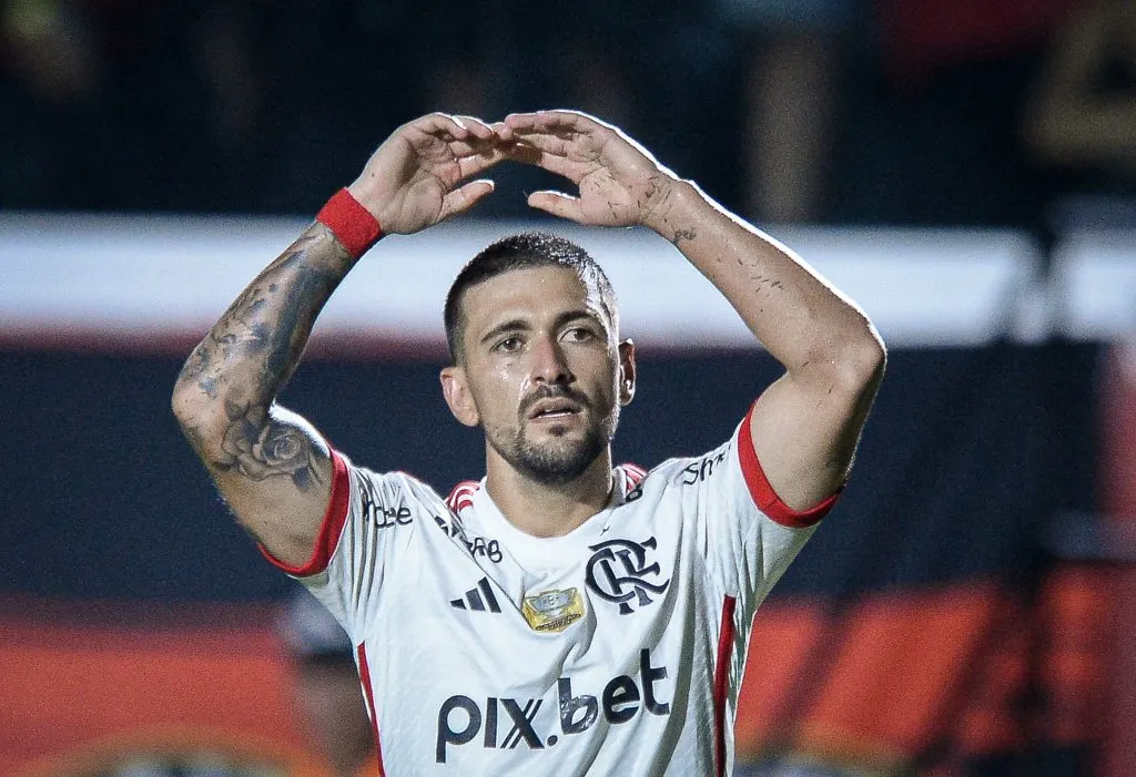 Arrascaeta marca bonito gol no Barradão. Foto: Jhony Pinho/AGIF