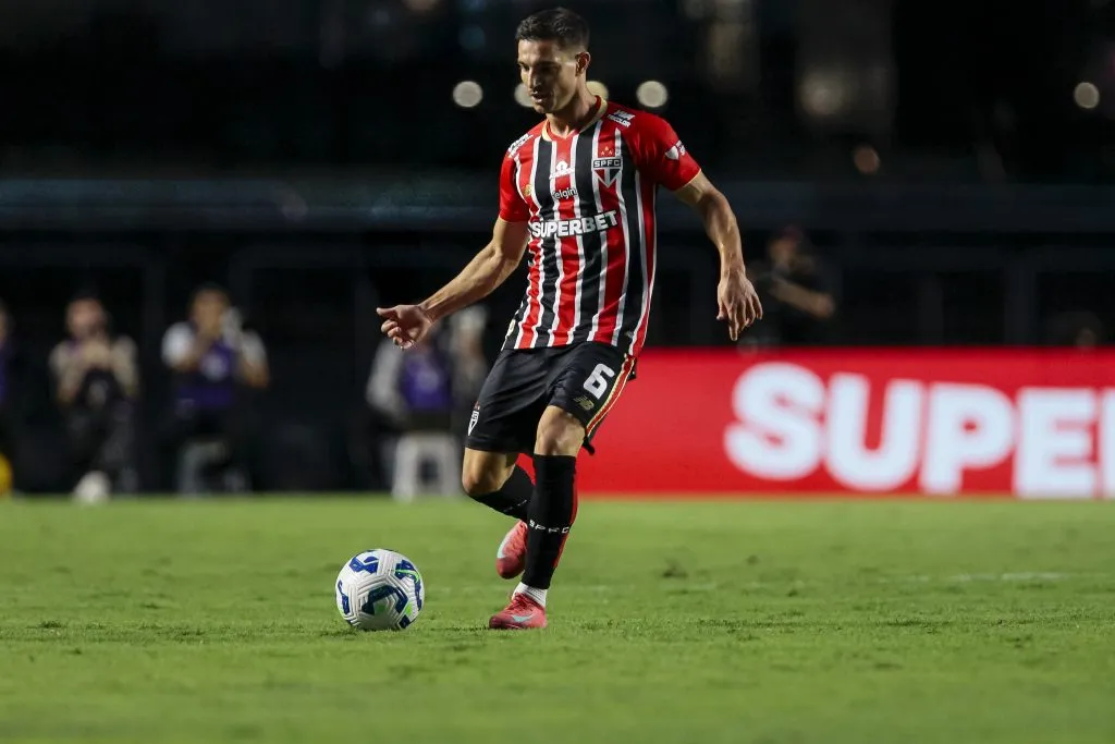 SP – SAO PAULO – 13/04/2025 – BRASILEIRO A 2025, SAO PAULO X CRUZEIRO – Cedric Soares jogador do Sao Paulo durante partida contra o Cruzeiro no estadio Morumbi pelo campeonato Brasileiro A 2025. Foto: Marco Miatelo/AGIF