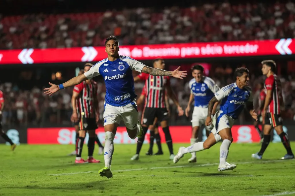 SP – SAO PAULO – 13/04/2025 – BRASILEIRO A 2025, SAO PAULO X CRUZEIRO – Kaio Jorge jogador do Cruzeiro comemora seu gol durante partida contra o Sao Paulo no estadio Morumbi pelo campeonato Brasileiro A 2025. Foto: Marco Miatelo/AGIF