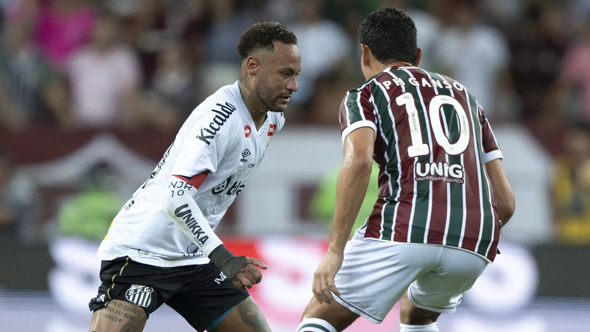 Ganso jogador do Fluminense disputa lance com Neymar jogador do Santos – Foto: Jorge Rodrigues/AGIF