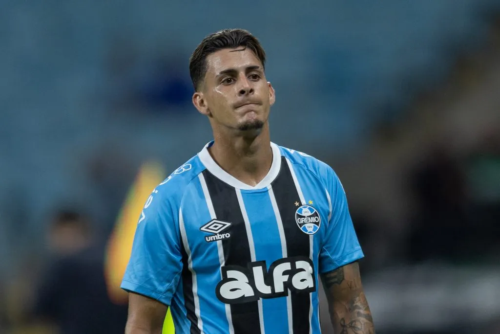 RS – PORTO ALEGRE – 13/04/2025 – BRASILEIRO A 2025, GREMIO X FLAMENGO – Cristian Pavon jogador do Gremio lamenta durante partida contra o Flamengo no estadio Arena do Gremio pelo campeonato Brasileiro A 2025. Foto: Liamara Polli/AGIF