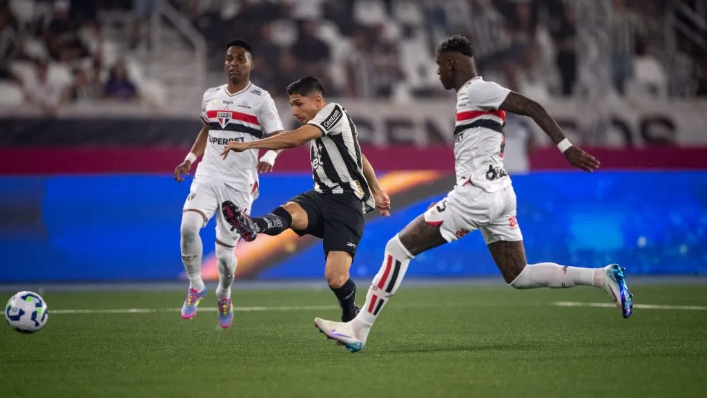 Jogo foi bem equilibrado entre paulistas e cariocas - Foto: Thiago Ribeiro/AGIF.