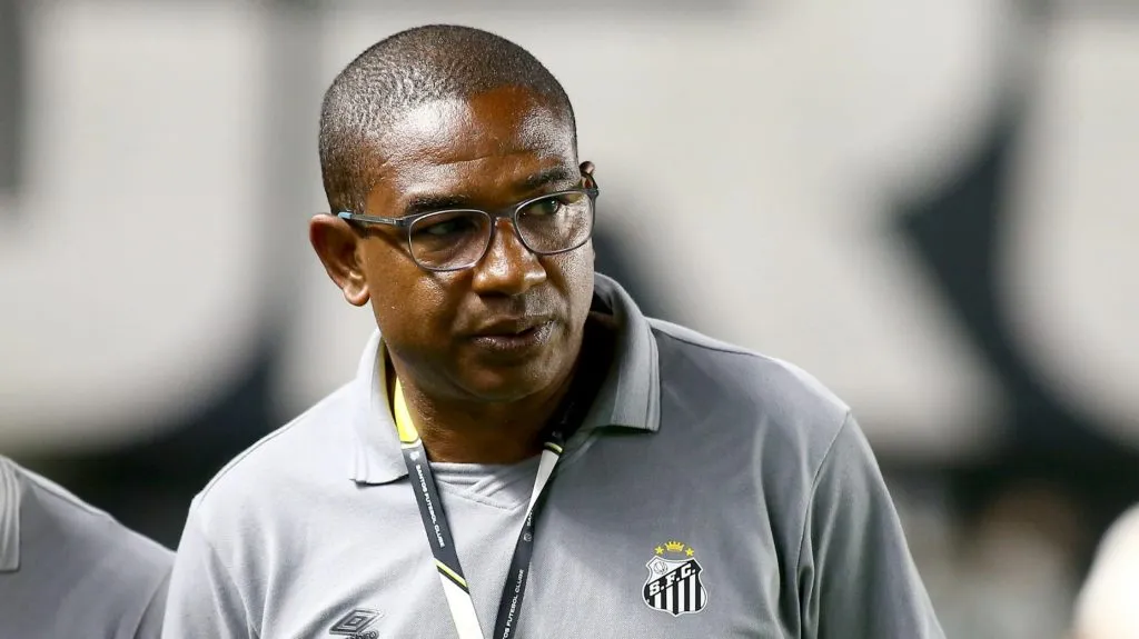 César Sampaio segue, por enquanto, no comando do Santos - Foto: Mauricio De Souza/AGIF.