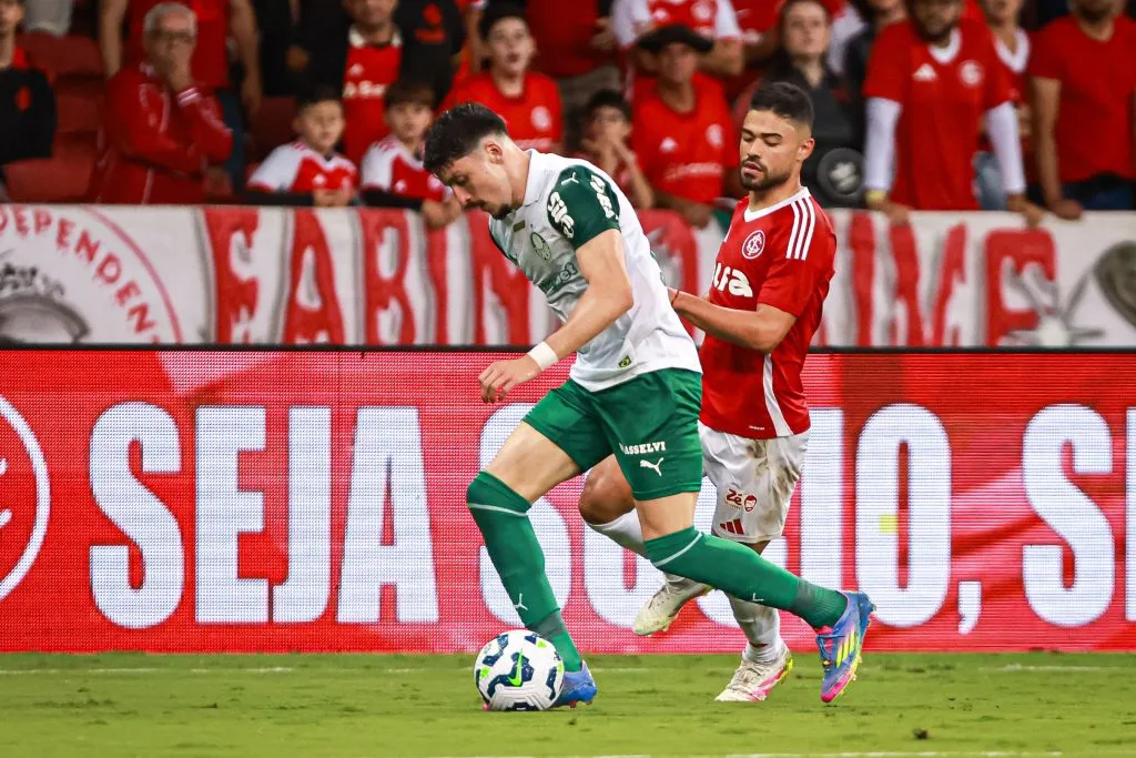 R Bruno Tabata jogador do Internacional disputa lance com Joaquin Piquerez jogador do Palmeiras – Foto: Maxi Franzoi/AGIF