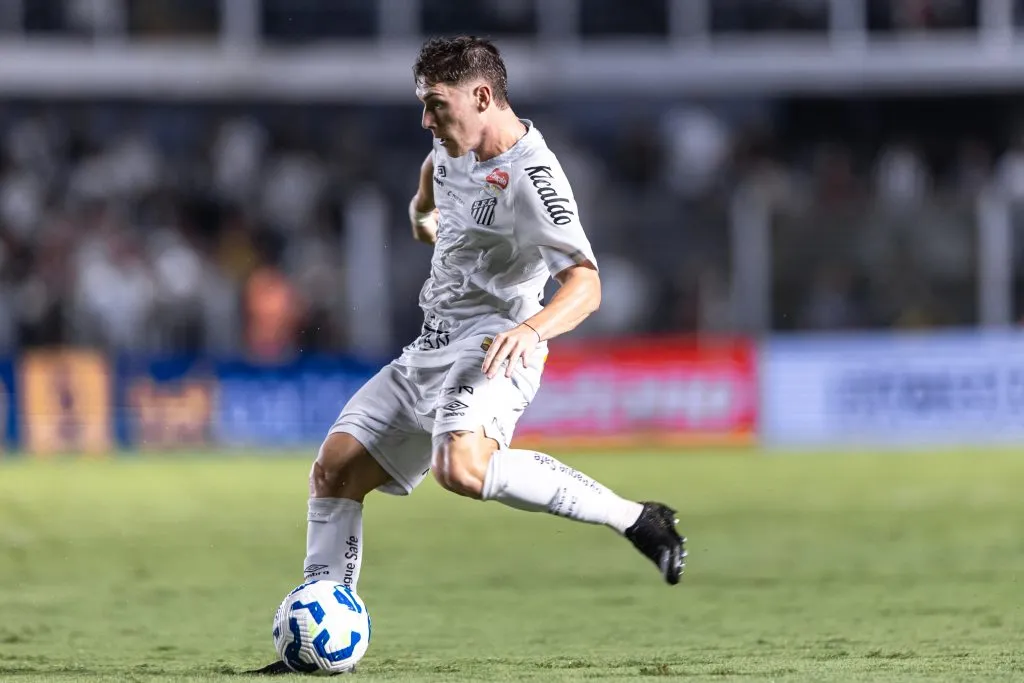 SP – SANTOS – 16/04/2025 – BRASILEIRO A 2025, SANTOS X ATLETICO-MG – Benjamin Rollheiser jogador do Santos durante partida contra o Atletico-MG no estadio Vila Belmiro pelo campeonato Brasileiro A 2025. Foto: Abner Dourado/AGIF