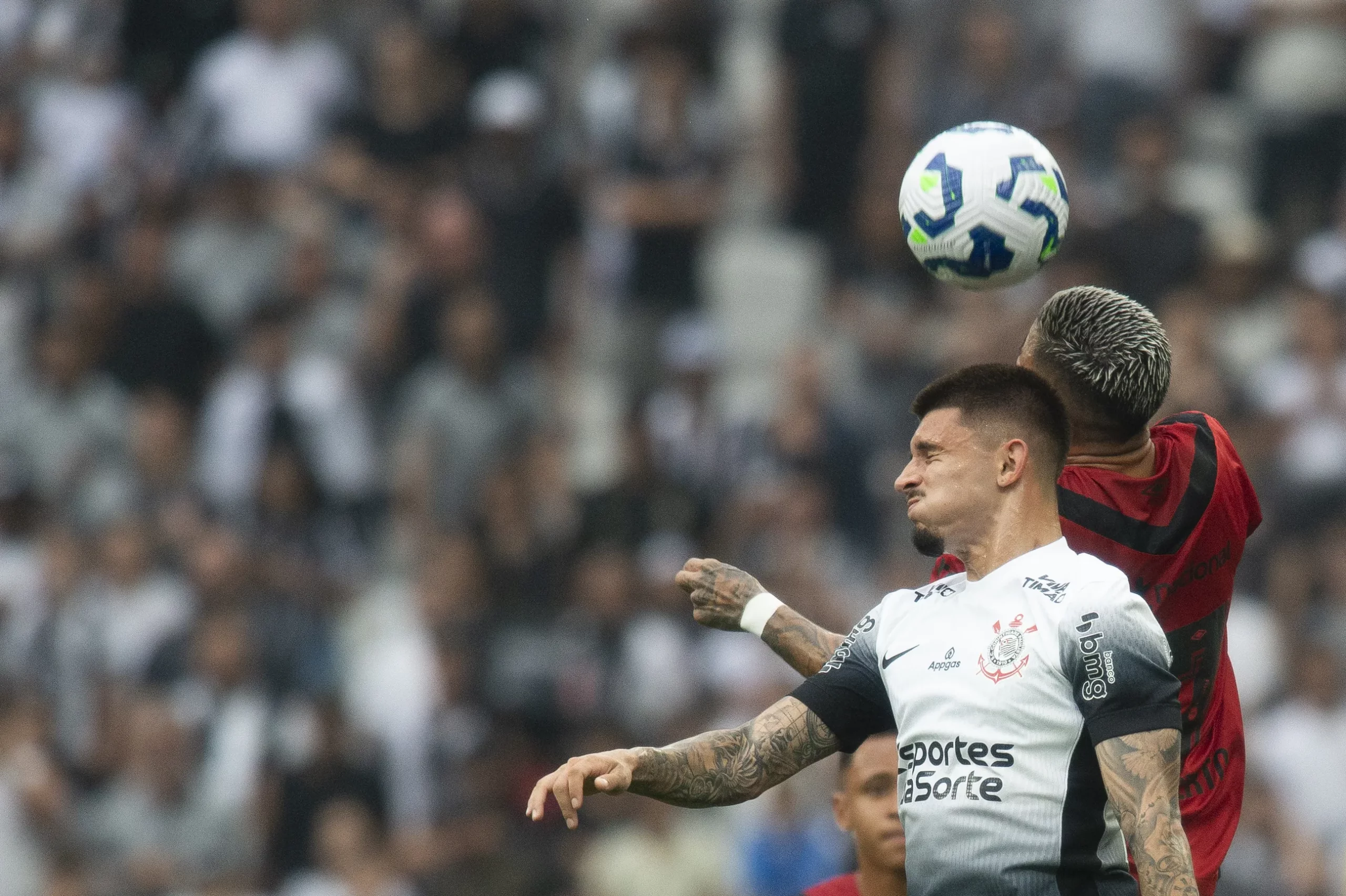 SP – SAO PAULO – 19/04/2025 – BRASILEIRO A 2025, CORINTHIANS X SPORT – Leo Mana jogador do Corinthians disputa lance com Carlos Alberto jogador do Sport durante partida no estadio Arena Corinthians pelo campeonato Brasileiro A 2025. Foto: Anderson Romao/AGIF