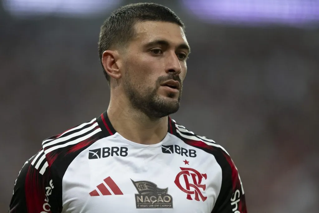 RJ – RIO DE JANEIRO – 19/04/2025 – BRASILEIRO A 2025, VASCO X FLAMENGO – De Arrascaeta jogador do Flamengo durante partida contra o Vasco no estadio Maracana pelo campeonato Brasileiro A 2025. Foto: Jorge Rodrigues/AGIF
