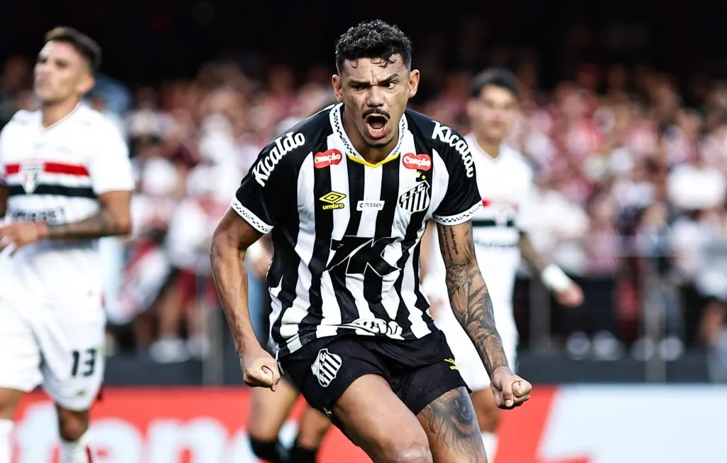 Sem gols há quatro meses, Tiquinho Soares busca fim do jejum pelo Santos. Foto: Fabio Giannelli/AGIF